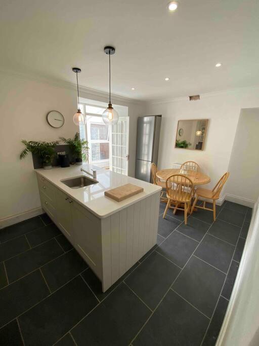 레드루스 Beautiful 2 Bed End Terrace Victorian Town House 아파트 외부 사진