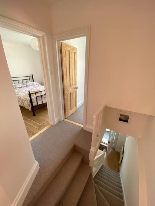 레드루스 Beautiful 2 Bed End Terrace Victorian Town House 아파트 외부 사진