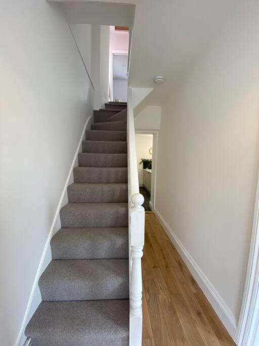 레드루스 Beautiful 2 Bed End Terrace Victorian Town House 아파트 외부 사진